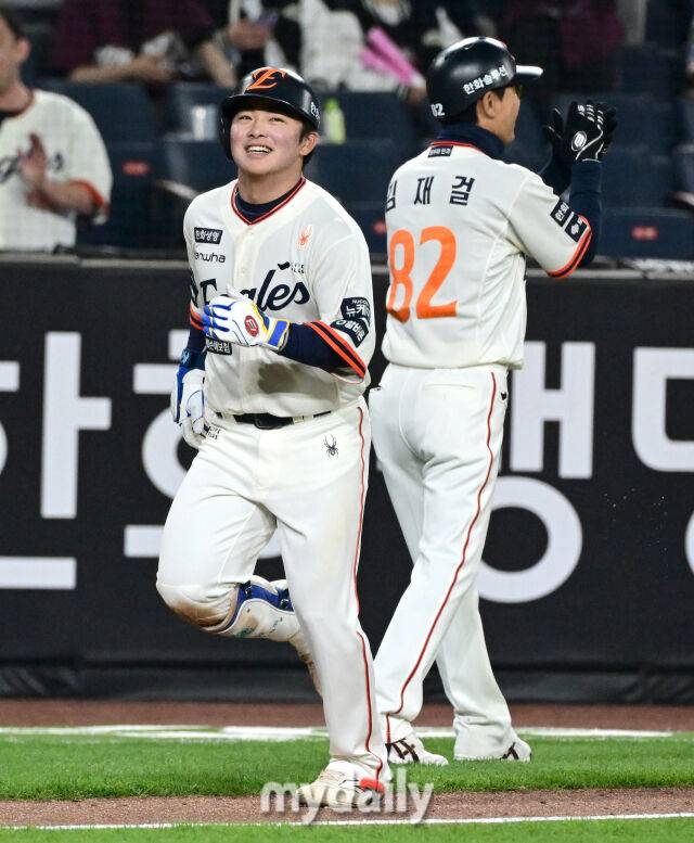 2025년 4월 11일 오후 대전 한화생명 볼파크에서 진행된 '2025 신한 SOL뱅크 KBO 리그' 키움 히어로즈와 한화 이글스의 경기. 한화 문현빈이 7회말 플로리얼에 이어 백투백 홈런을 친 뒤 기뻐하고 있다./대전 = 유진형 기자