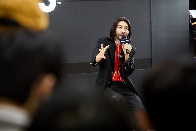 2025 서울모빌리티쇼 방문한 방송인 노홍철이 로터스자동차코리아 전기차 신차 교환 프로그램을 극찬하고 있다. [로터스자동차코리아 제공]