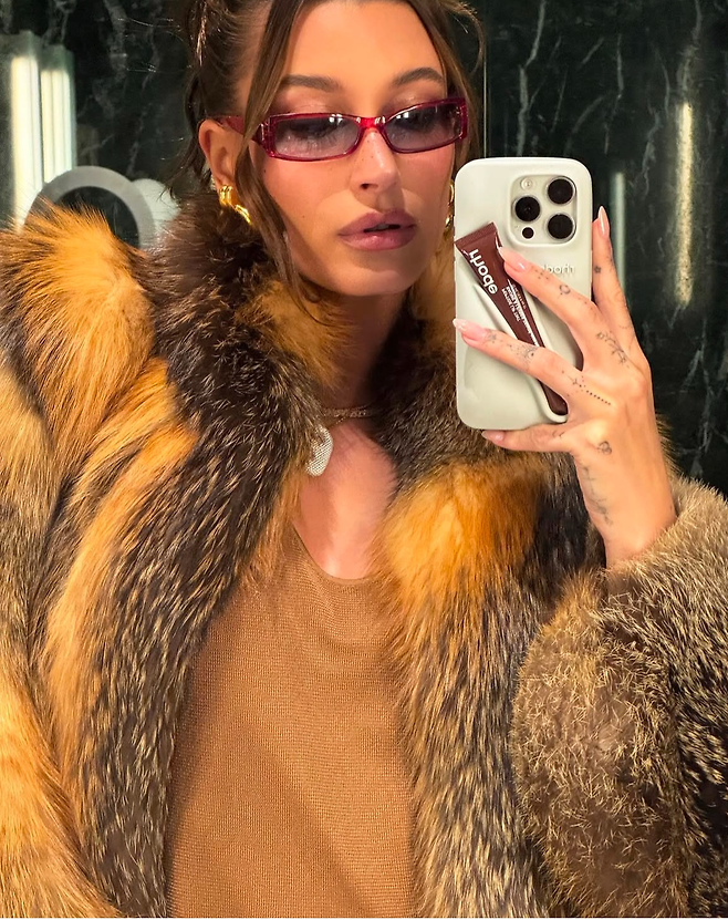 헤일리비버가 선보인 로드 스킨 휴대폰 케이스와 립 제품 [헤일리비버 인스타그램 갈무리]