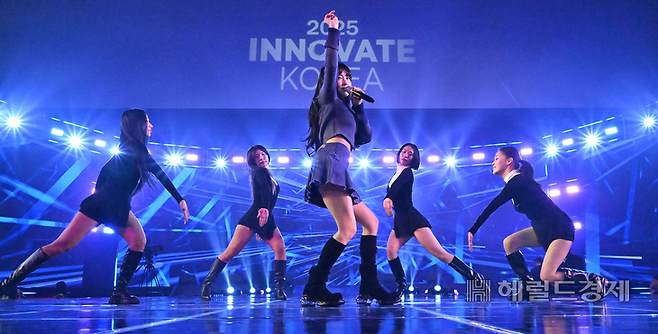 가수 청하가 ‘이노베이트 코리아 2025’에서 화려한 무대를 펼치고 있다. [대전=임세준 기자]