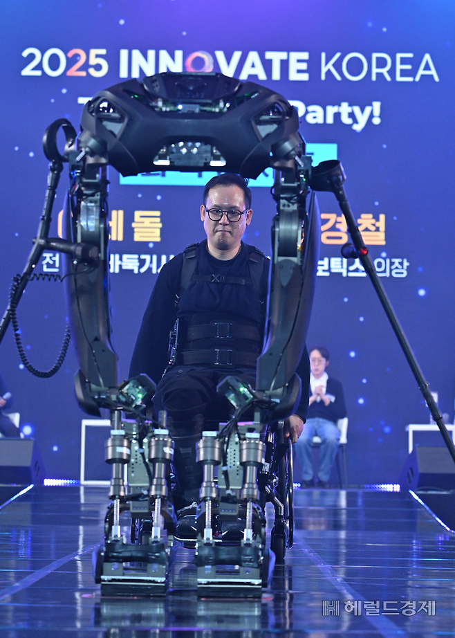 김승환 KAIST 연구원이 ‘이노베이트 코리아 2025’에서 웨어러블 로봇을 시연하고 있다. [대전=임세준 기자]
