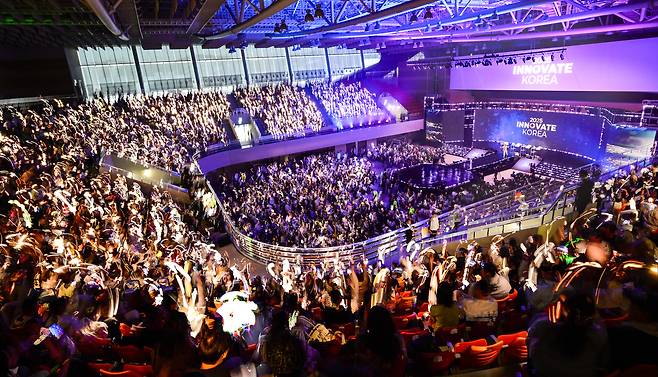 헤럴드미디어그룹이 주최한 국내 최고의 ICT·과학 행사 ‘이노베이트 코리아 2025’가 9일 카이스트(KAIST) 류근철 스포츠 컴플렉스에서 개최됐다. ‘Tech Up the Party! (테크·과학을 즐겨라!)’란 주제로 꾸며진 이번 행사에선 서정진 셀트리온그룹 회장의 거침없는 강연과 이정재 감독(아티스트컴퍼니 이사),  ‘천재 아티스트’ 지드래곤의 토크 쇼 등이 펼쳐졌다. 사전 신청자만 2만여명에 달했고, 행사장에도 참석 당첨자와 KAIST 대학생들, ICT·과학 분야 전문가, 학계 및 기업인, 정부 관계자 등 1만여명이 운집했다. 체육관을 가득 채운 참석자들이 스마트폰에 조명을 켜고 파도를 타는 장관을 연출하고 있다. 대전=박해묵 기자