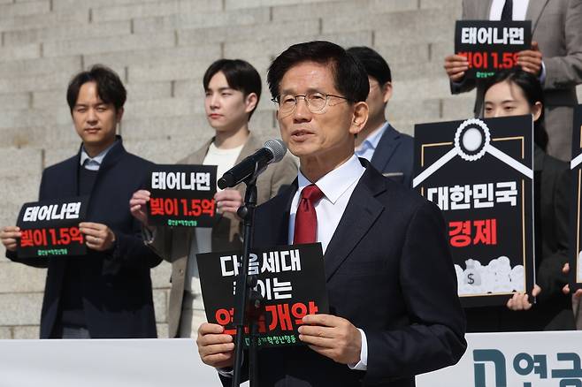 대선 출마를 선언한 김문수 전 고용노동부 장관이 11일 서울 여의도 국회 본청 계단 앞에서 열린 연금개혁청년행동 주최 ‘연금개악 규탄 집회’에서 발언하고 있다. [연합]