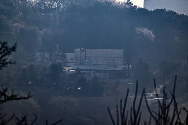윤석열 전 대통령이 11일 오후 한남동 대통령 관저를 떠나 서초동 사저로 이주할 것으로 알려졌다. 대통령경호처는 윤 전 대통령의 이주와 관련해 약 40명 규모의 사저 경호팀 편성을 마친 것으로 알려졌다. 사진은 이날 오전 서울 용산구 한남동 대통령 관저의 모습. 임세준 기자