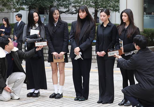 그룹 뉴진스(NJZ 하니, 민지, 혜인, 해린, 다니엘)가 지난달 7일 오후 서울 서초구 서울중앙지방법원에서 열린 ‘어도어, 뉴진스 상대 기획사 지위보전 및 광고계약 체결 등 금지 가처분’ 심문기일을 마친 후 취재진의 질문에 답변하고 있다. [연합]