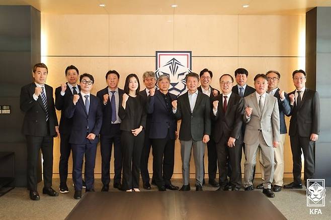 [서울=뉴시스] 제55대 대한축구협회 집행부 주요 임원들의 단체사진. (사진=대한축구협회 제공) *재판매 및 DB 금지