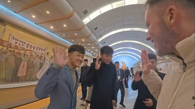 북한 청년들과 만난 해리 재거드 [유튜브 'Harry Jaggard' 캡처]