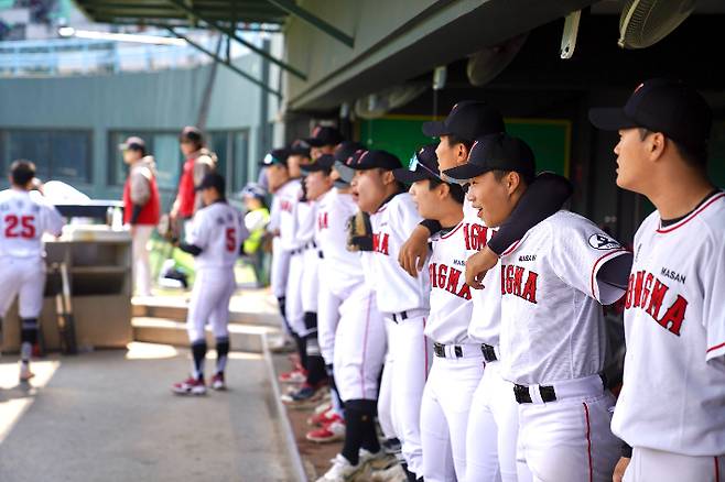 8강전에서 승리한 마산용마고 선수단. 대한야구소프트볼협회