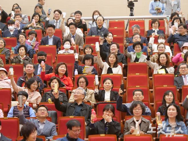 에코포럼 참가자들이 텀블러를 손에 들고 지속가능한 삶의 실천을 다짐하고 있다. 전남CBS