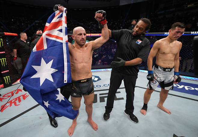 전 UFC 페더급(65.8kg) 챔피언 '더 그레이트' 알렉산더 볼카노프스키(사진 맨 왼쪽)가 '코리안 좀비' 정찬성에게 승리한 후 손을 들어 기뻐하고 있다. UFC 제공