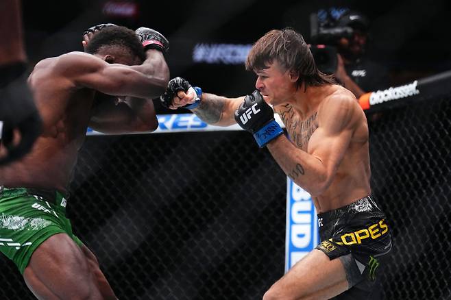 UFC 페더급 랭킹 3위 디에고 로페스(사진 오른쪽)의 경기 장면. UFC 제공
