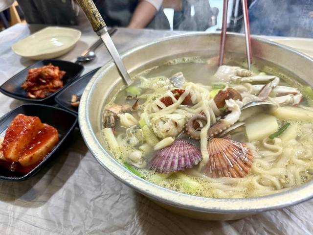 홍성군 죽도에서 판매하는 해물칼국수. 홍성군