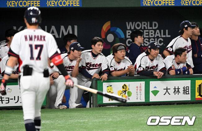 [OSEN=도쿄(일본), 손용호 기자]&nbsp;한국이 9일 일본 도쿄돔에서 열린&nbsp;‘2023 월드베이스볼클래식(WBC)’ 1라운드 B조 첫 경기 호주와의 경기에서 7-8 역전패를 당했다. 대표팀 선수들이 9회말 2사 1루에서 에드먼의 2루 도루 비디오 판독 결과를 지켜보고 있다. 아웃으로 원심 유지되며 경기 종료. 2023.03.09 /spjj@osen.co.kr