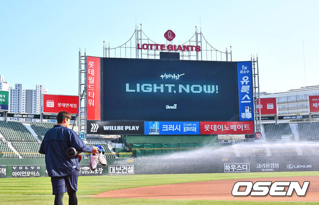 [OSEN=부산, 이석우 기자] 11일 부산 사직야구장에서 2025 신한 SOL 뱅크 KBO 리그 롯데 자이언츠와 NC 다이노스의 경기가 열린다. 주말 3연전 동안 NC 다이노스가 창원NC파크 대신 사직야구장을 홈구장으로 사용한다. 사직야구장 전광판에 NC 다이노스 캐치프레이즈가 보여지고 있다. 2025.04.11 / foto0307@osen.co.kr