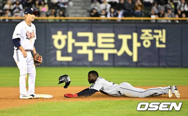 [OSEN=지형준 기자] 9일 오후 서울 잠실야구장에서 2025 신한 SOL Bank KBO리그 두산 베어스와 한화 이글스의 경기가 열렸다.이날 두산은 콜 어빈, 한화는 폰세를 선발로 내세웠다.7회초 1사 1루에서 한화 플로리얼이 2루 도루에 성공하고 있다. 2025.04.09 / jpnews@osen.co.kr
