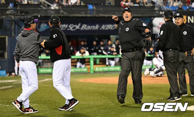[OSEN=잠실, 조은정 기자]11일 오후 서울 송파구 잠실야구장에서 ‘2025 신한 SOL Bank KBO리그’ LG 트윈스와 두산 베어스의 경기가 열렸다.홈팀 LG는 송승기, 방문팀 두산은 최원준을 선발로 내세웠다.5회말 1사 1루 LG 이주헌 3루수 앞 땅볼 때 염경엽 감독이 판정에 관해 강력하게 어필하던 중 심판에게 욕을 하며 퇴장 당하고 있다. 2025.04.11 /cej@osen.co.kr