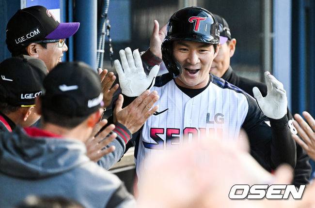 [OSEN=잠실, 조은정 기자]11일 오후 서울 송파구 잠실야구장에서 ‘2025 신한 SOL Bank KBO리그’ LG 트윈스와 두산 베어스의 경기가 열렸다.홈팀 LG는 송승기, 방문팀 두산은 최원준을 선발로 내세웠다.2회말 1사 LG 오지환이 좌월 선제 홈런을 날린 뒤 염경엽 감독의 축하를 받고 있다. 2025.04.11 /cej@osen.co.kr