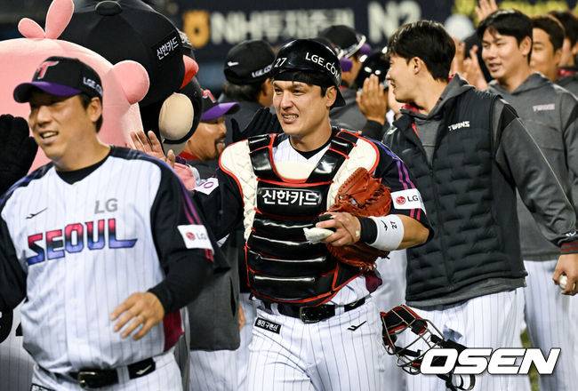 [OSEN=잠실, 조은정 기자]프로야구&nbsp;LG 트윈스가 염경엽 감독의 퇴장 악재에도 두산 베어스와 '잠실 라이벌전'에서 승리했다.&nbsp;LG는 11일&nbsp;서울 잠실구장에서 열린 2025시즌 KBO리그 두산과의 경기에서 5-2 역전승을 거뒀다.&nbsp;LG 박동원이 승리를 기뻐하고 있다. 2025.04.11 /cej@osen.co.kr