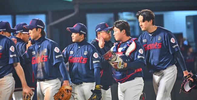 [OSEN=부산, 이석우 기자] 11일 부산 사직야구장에서 2025 신한 SOL 뱅크 KBO 리그 롯데 자이언츠와 NC 다이노스의 경기가 열린다. 주말 3연전 동안 NC 다이노스가 창원NC파크 대신 사직야구장을 홈구장으로 사용한다. 홈팀 NC는 김태경, 방문팀 롯데는 박세웅이 선발 출전 했다.롯데 자이언츠 김태형 감독이 NC 다이노스에 7-5로 승리한 후 선수들과 하이파이브를 하고 있다. 2025.04.11 / foto0307@osen.co.kr