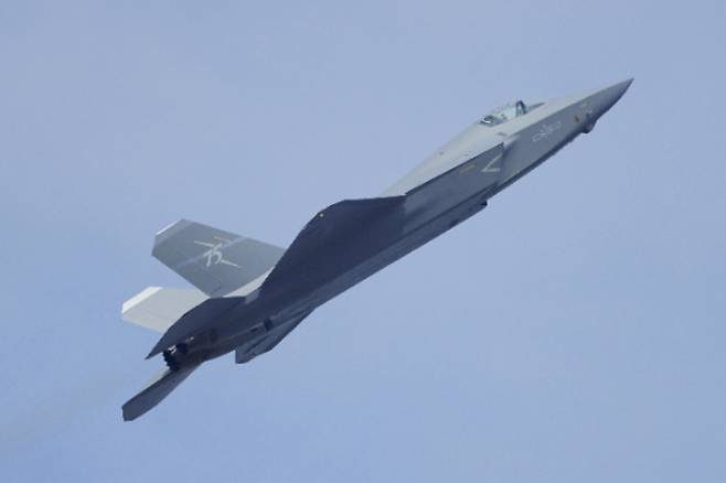 중국의 J-35 스텔스 전투기가 이륙 직후 상승하고 있다. 세계일보 자료사진