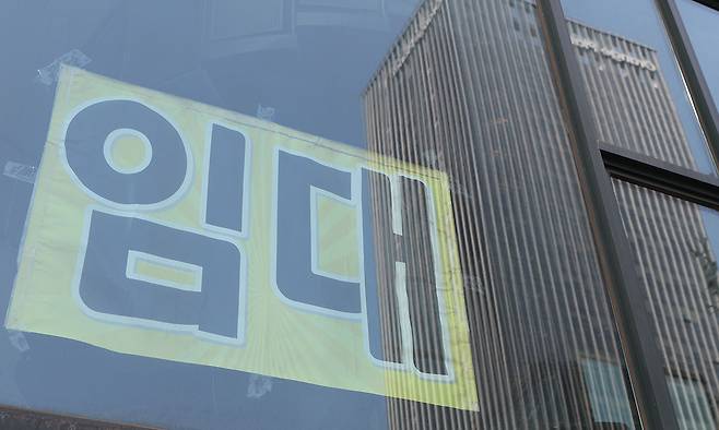 지난 10일 서울 강남구 한 빌딩에 '임대' 문구가 붙어있다. 부동산플래닛이 발표한 2월 서울 오피스 임대 시장 동향보고서에 따르면 서울 오피스빌딩의 평균 공실률은 3.06%로, 전월(2.83%)보다 0.23%포인트 오른 것은 물론 전년 동기(2.27%) 대비 0.79%포인트 상승했다. 연합뉴스