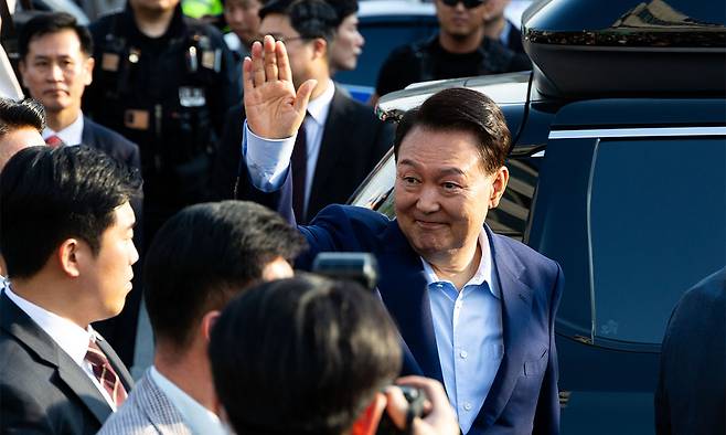윤석열 전 대통령이 11일 서울 용산구 대통령관저에서 나와 지지자들의 환호에 화답하고 있다. 공동취재