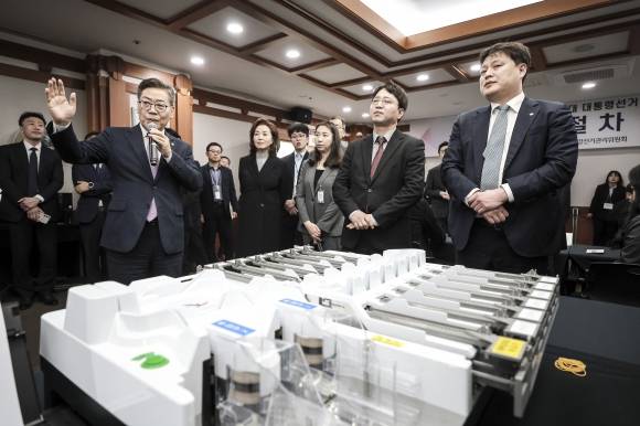 질문에 답하는 선관위 사무총장 - 김용빈 중앙선거관리위원회 사무총장이 10일 정부과천청사에 있는 중앙선관위에서 열린 21대 대선 투개표 절차 시연회에서 질문에 답하고 있다. 뉴시스