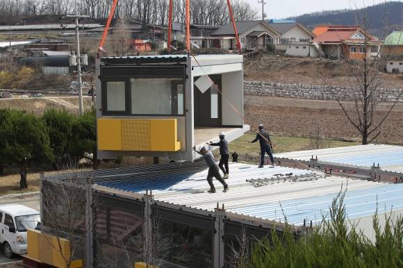 지난달 31일 오후 경북 안동시 일직면 망호리 권정생어린이문학관 앞에 산불 피해 이재민을 위한 모듈러 주택 설치가 한창이다.  안동 뉴스1