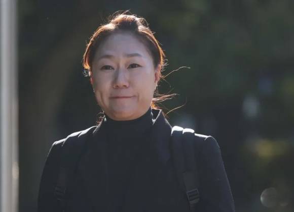 명태균 사건을 폭로한 강혜경 씨가 지난해 11월 6일 창원지방검찰청에 출석하고 있는 모습. 연합뉴스