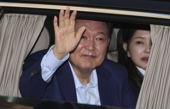 지지자들 향해 인사하는 윤 전 대통령과 김건희 여사 - 윤석열 전 대통령과 김건희 여사가 11일 서울 용산구 한남동 관저에서 나와 서초동 사저로 향하며 지지자들을 향해 인사하고 있다. 2025.4.11 연합뉴스