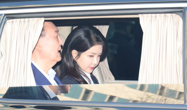 윤석열 전 대통령과 김건희 여사가 파면 결정 일주일 만인 11일 서울 용산구 한남동 대통령 관저에서 퇴거해 서초동 사저로 떠나고 있다. 오승현 기자 2025.04.11
