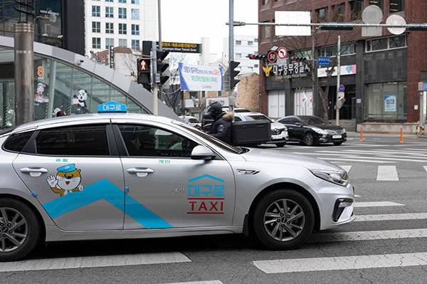2월 25일 대구 중구 거리에서 ‘대구로’ 서비스에 가입한 택시가 운행하고 있다. 홍중식 기자
