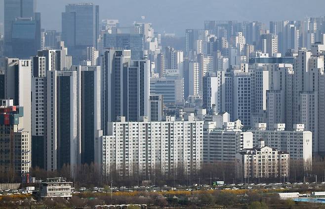 11일 국토교통부에 따르면 서울 압구정·반포·한남을 중심으로 50억원 이상 고가 아파트는 거래가 두 배 증가했다. 사진은 서울 한강 인근에서 바라본 서초구와 강남구 일대 아파트의 모습 ⓒ연합뉴스