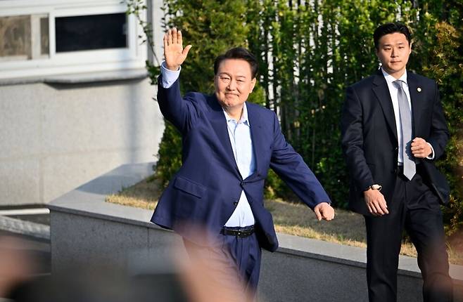 윤석열 전 대통령이 4월11일 서울 용산구 한남동 관저에서 나와 서초동 사저로 향하기 전 지지자들을 향해 손을 흔들고 있다. ⓒ 연합뉴스