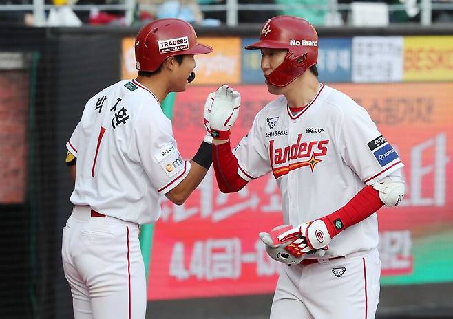 ▲ 박지환의 실수를 감싸며 베테랑의 품격을 보여준 오태곤(오른쪽) ⓒSSG랜더스