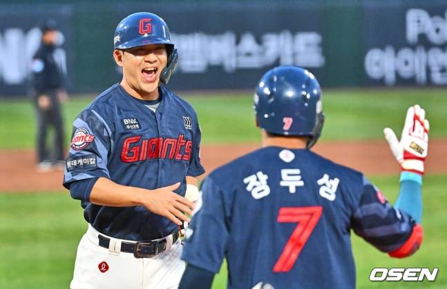 롯데 김민성(왼쪽)이 1회초 유강남의 적시타 때 홈을 밟은 후 기뻐하고 있다.