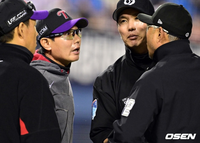 LG 염경엽 감독(왼쪽에서 두 번째)이 11일 잠실 두산전에서 심판진에 항의하고 있다.