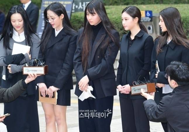 뉴진스 멤버들이 지난달 7일 서울중앙지방법원에서 열린 소송에 직접 출석했다 . 사진ㅣ유용석 기자