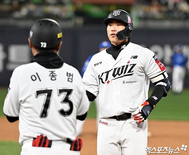 11일 오후 수원KT위즈파크에서 열린 2025 신한 SOL Bank KBO리그 삼성 라이온즈와 KT 위즈의 경기, 4회말 1사 2루 KT 장준원이 1타점 적시타를 날린 후 귀루하고 있다. 엑스포츠뉴스 수원, 김한준 기자