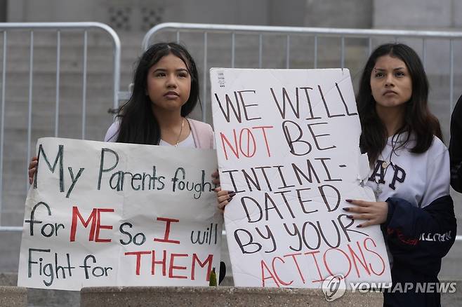 지난 2월 로스앤젤레스 시내에서 이민자 추방 정책 반대 시위에 참가한 고등학생들 [AP 연합뉴스 자료사진. 재판매 및 DB 금지]