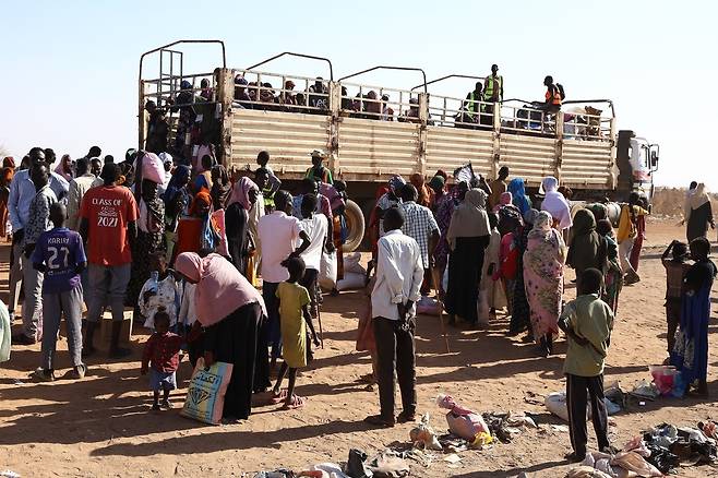 옷가지·가재도구 들고 남수단행 트럭 오른 수단 난민들 (렌크[남수단]=연합뉴스) 성도현 기자 = 지난 3월 25일(현지시간) 수단과 인접한 남수단 국경 마을 렌크의 난민촌에 도착한 수단 난민들이 국제이주기구(IOM)의 수송용 트럭에서 내리고 있다. 2025.4.11 raphael@yna.co.kr