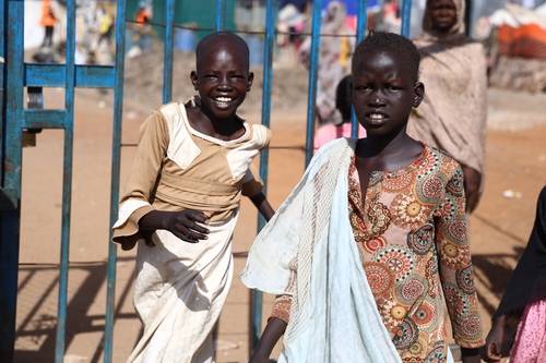 남수단 국경 지역 난민촌 거주하는 수단 난민 아동들 (렌크[남수단]=연합뉴스) 성도현 기자 = 지난 3월 28일(현지시간) 수단과 인접한 남수단 국경 마을 렌크 난민촌인 '트랜싯센터(TC) 2'에서 수단 난민 아동들이 심부름하고 있다. 2025.4.11 raphael@yna.co.kr