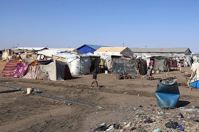 남수단 국경 지역 렌크 난민촌 모습 (렌크[남수단]=연합뉴스) 성도현 기자 = 지난 3월 25일(현지시간) 수단과 인접한 남수단 국경 마을 렌크 난민촌인 '트랜싯센터(TC) 2' 모습. 수단 난민이 대거 국경을 넘어오면서 수용 시설이 부족해지자 공터에 천막 등으로 만든 임시 거주 시설. 2025.4.11 raphael@yna.co.kr