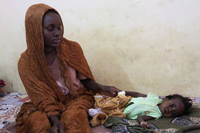 '중증 급성영양실조'로 병원 입원한 수단 난민 아동 (렌크[남수단]=연합뉴스) 성도현 기자 = 수단 난민 마라피 압둘라합(왼쪽) 씨가 지난달 26일(현지시간) '중증 급성영양실조' 진단받은 그의 딸(오른쪽)과 함께 입원한 렌크 카운티 병원에서 상황을 설명하고 있다. 2025.4.11 raphael@yna.co.kr