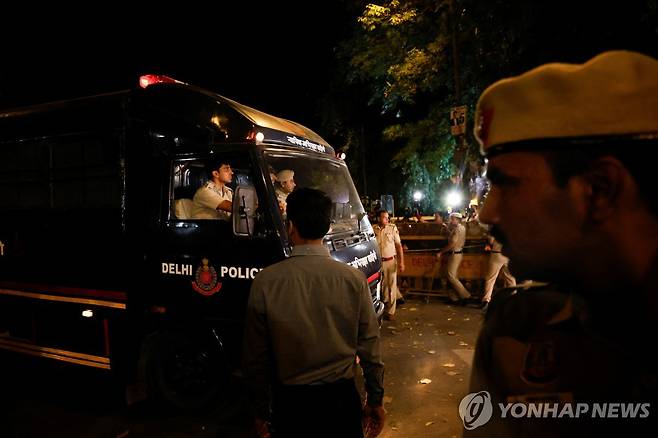 뉴델리에 도착한 라나를 이송하는 인도 경찰 인도 경찰이 지난 10일(현지시간) 뉴델리에 도착한 뭄바이 테러 용의자 타하우르 라나를 이송하고 있다. [로이터 연합뉴스 자료사진. 재판매 및 DB 금지]