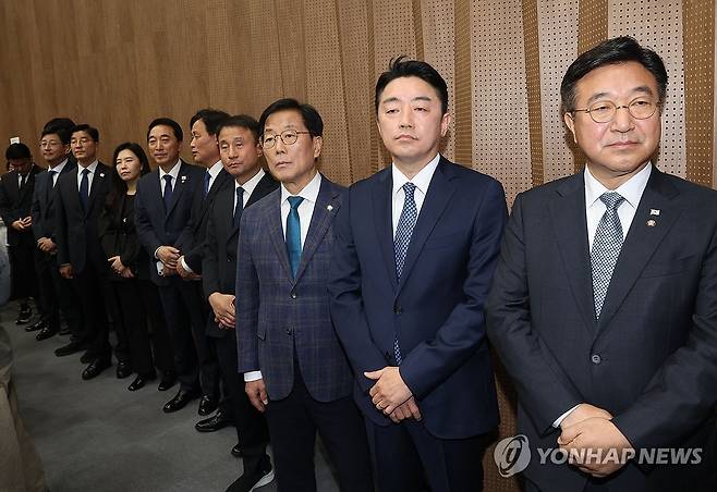 이재명 예비후보 캠프 인선 (서울=연합뉴스) 서명곤 기자 = 더불어민주당 대선 경선에 출마한 이재명 예비후보 캠프 관계자들이 11일 서울 여의도 국회 소통관에서 이 예비후보의  집권 청사진 등을 소개하는 '비전 선포식 및 캠프 일정 발표'를 지켜보고 있다. 2025.4.11 seephoto@yna.co.kr