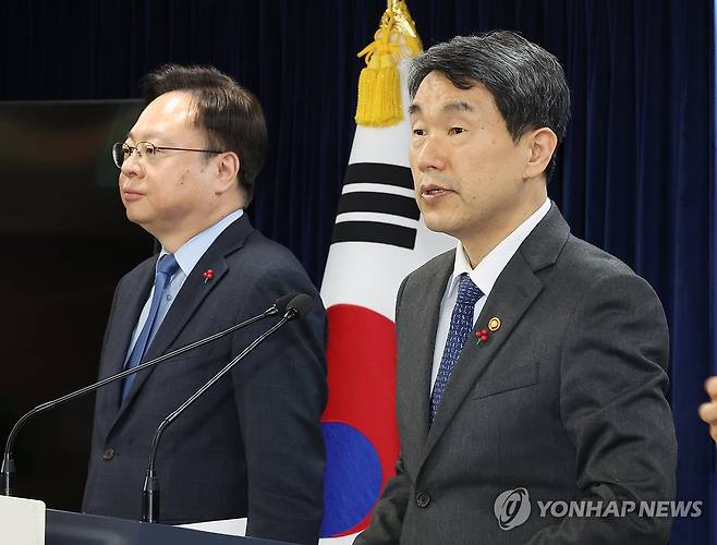 정부, 의료계와 의학 교육계에 드리는 말씀 발표 (서울=연합뉴스) 최재구 기자 = 이주호 부총리 겸 교육부 장관과 조규홍 보건복지부 장관이 10일 서울 종로구 정부서울청사에서 '의료계와 의학교육계에 드리는 말씀'을 발표하고 있다. 2025.1.10 jjaeck9@yna.co.kr