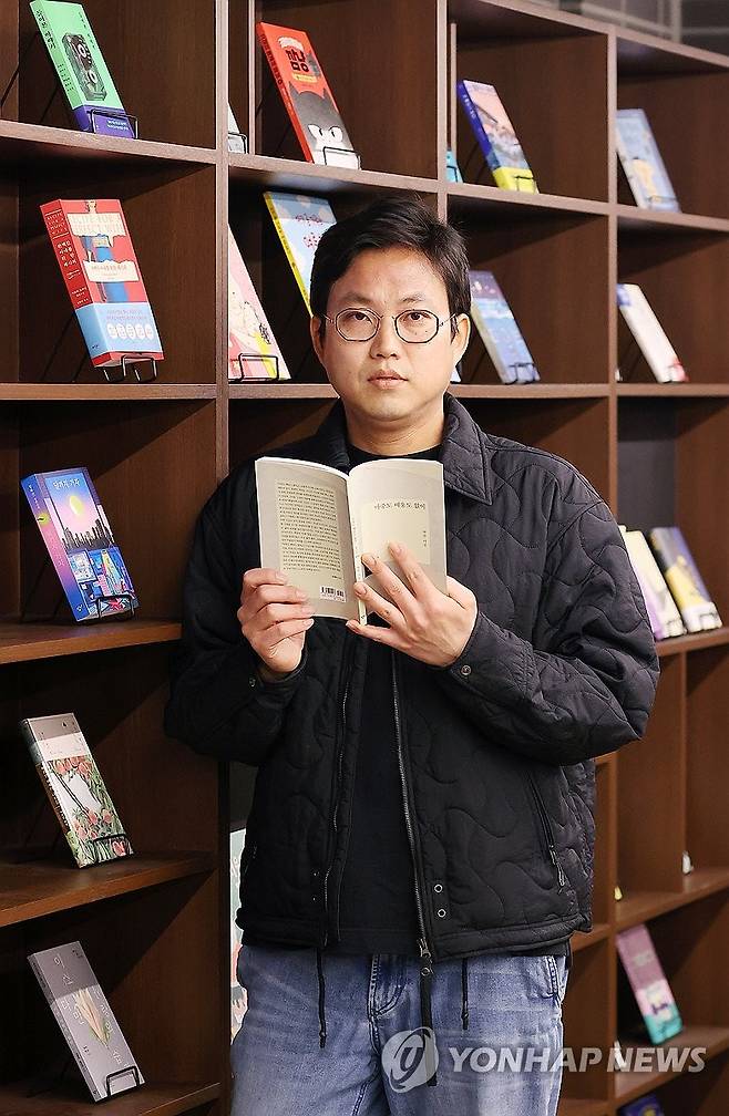 시집 '마중도 배웅도 없이' 박준 시인 (서울=연합뉴스) 진연수 기자 = 시집 '마중도 배웅도 없이'를 출간한 박준 시인이 11일 오후 서울 마포구 창비서교빌딩에서 진행된 연합뉴스와 인터뷰에 앞서 포즈를 취하고 있다. 2025.4.11 jin90@yna.co.kr