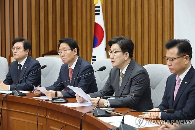 발언하는 국민의힘 권성동 원내대표 (서울=연합뉴스) 박동주 기자 = 국민의힘 권성동 원내대표가 11일 서울 여의도 국회에서 열린 원내대책회의에서 발언하고 있다. 2025.4.11 pdj6635@yna.co.kr