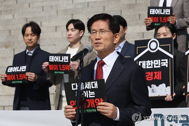 발언하는 김문수 전 고용노동부 장관 (서울=연합뉴스) 박동주 기자 = 대선 출마를 선언한 김문수 전 고용노동부 장관이 11일 서울 여의도 국회 본청 계단 앞에서 열린 연금개혁청년행동 주최 '연금개악 규탄 집회'에서 발언하고 있다. 2025.4.11 pdj6635@yna.co.kr